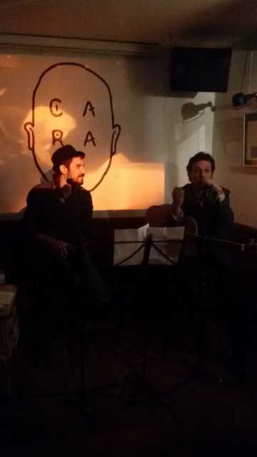 Raúl Parra y Santy Pérez durante el recital «Versos nómadas, canciones desnudas» en Barcelona. Fuente propia. 